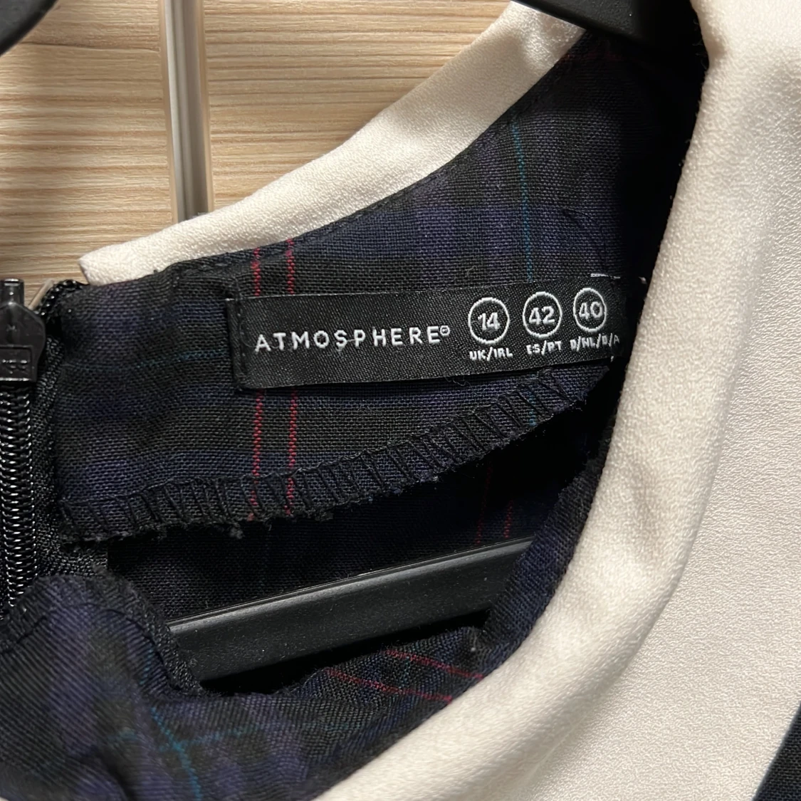 Rutig klänning med vit krage från Atmosphere - 91