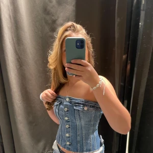 Jeanstopp  - Superfin topp i jeans från Zara. Använd ett fåtal gånger och i mycket fint skick. 💕