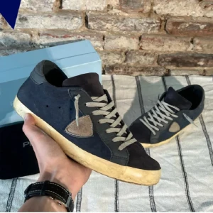 PHILIPPE MODEL - Riktigt feta Philippe Model PRSX | Skick: 8/10 (Undersidan på sulan är bara skitg) | Strl: 42 | Nypris 3699kr - mitt pris 1199 | Box och dustbag medföljer | Hör av dig om du undrar någonting!  Samma bilder av den jag köpte av, lite använda efter de