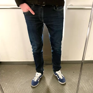 Replay Grover Jeans - Replay jeans i modellen grover | Storlek W31 L32 | Jag på bilden är 185 cm lång | Bra skick | Tveka inte på att kontakta mig om du undrar över något! | Priset kan nog diskuteras lite