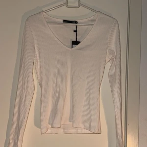 Vit/beige tröja V-ringad  - V tröja med mjuk vit/beige färg fin och har prislappen på oanvänd helt.
