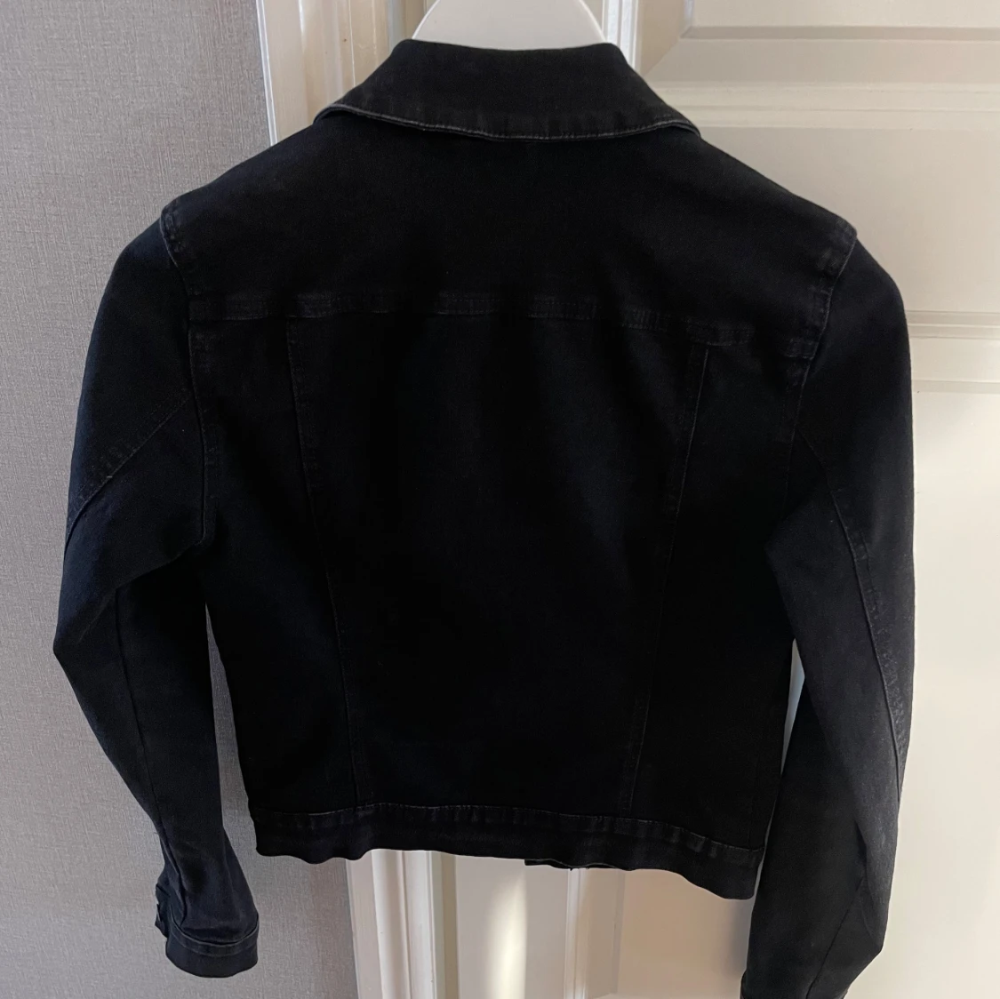 Svart jeansjacka från Vero Moda - 90