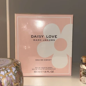 Daisy Love- Marc Jacobs - Oöppnad Marc Jacobs parfym💕 ÄKTA, skriv om ni har frågor, säljer för jag köpte fel doft🙏🏼 Odinarielpris: 1 135kr (köpt på kicks)