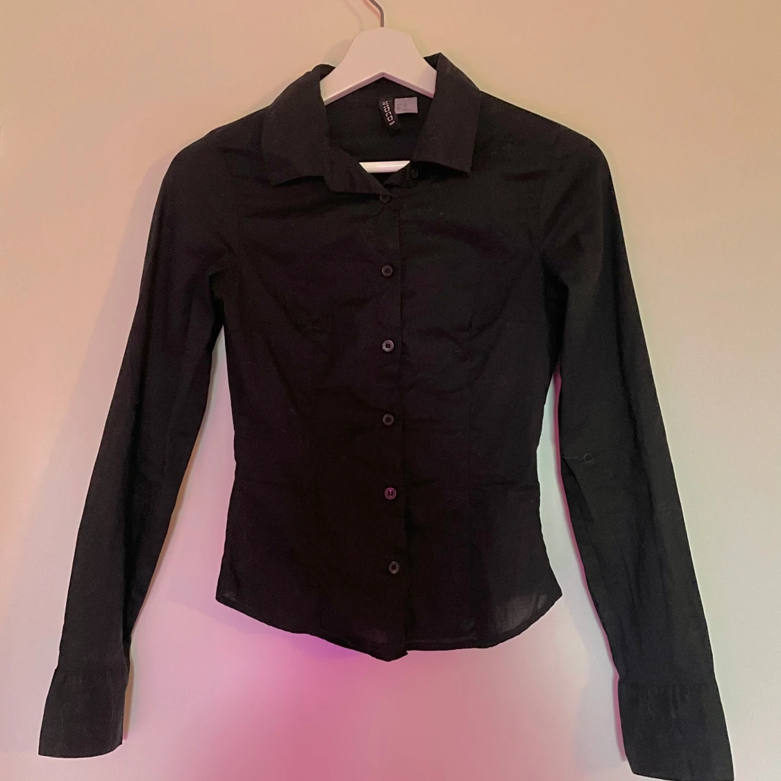 Svart skjorta med knappar - 91