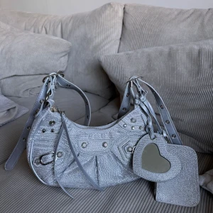 Glittrig väska - Jättefin glittrig väska. Aldrig använd så är i nyskick! 🩶