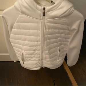 Vit cardigan  - Säljer min snygga vita cardigan då den inte passade mig jättebra bra skick känns som en ny nypris 1500kr pris kan diskuteras hör gärna av er om ni har frågor eller om ni vill få fler bilder 