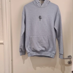 Hoodie  - Ljusblå hoodie från yourturn. Lite nopprig, annars bra skick!