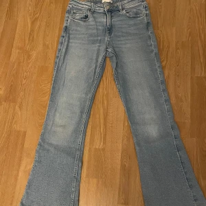 Blå low waist jeans från Gina Tricot - Säljer ett par snygga blå jeans från Gina Tricot i storlek 164. De har används ett fåtal gånger och har inga defekter. Kontakta om du har fler frågor.