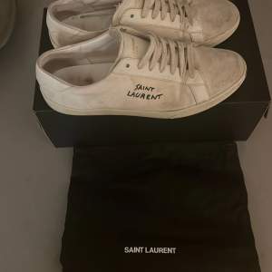 Säljer nu dessa vita Saint Laurent skor då jag inte använder dem längre. Skorna är i bra skick, utöver lite smuts som går att tvätta bort! Rätt svåra att få tag på, Hör av er vid frågor! Priset kan diskuteras! 