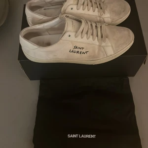 Saint Laurent skor - Säljer nu dessa vita Saint Laurent skor då jag inte använder dem längre. Skorna är i bra skick, 8/10, inga defekter eller liknande! Hör av er vid frågor!