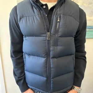 Mörkblå väst från Polo Ralph Lauren - Säljer en snygg mörkblå dunväst från Polo Ralph Lauren. Västen är slutsåld överallt och görs inte längre! Sjukt snygg modell passar perfekt till hösten och våren! Skick 9/10, använd men inga slitningar eller flaws! Nypris 4600kr. Storlek S/M