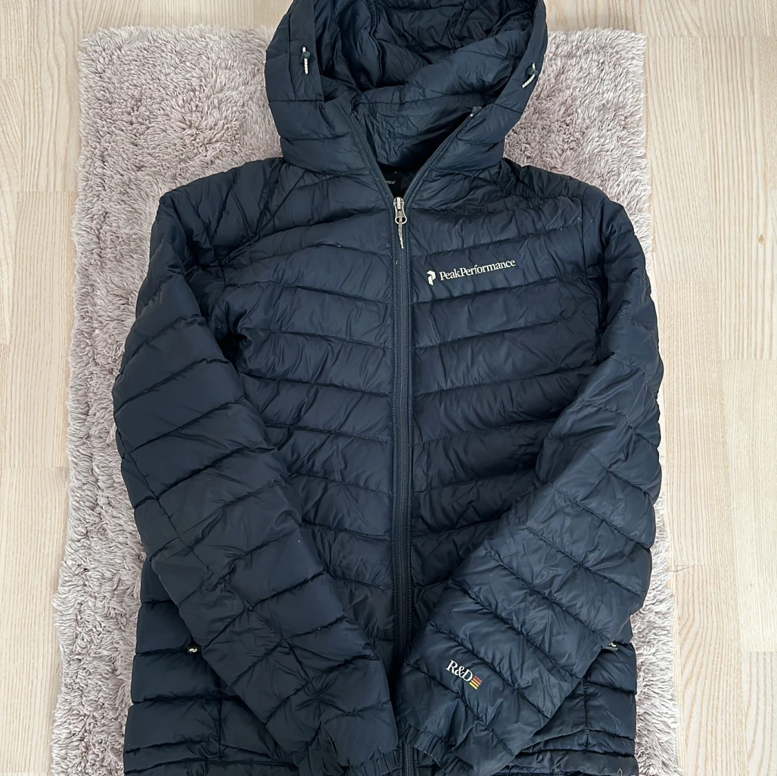 Marinblå dunjacka från Peak Performance