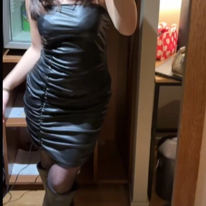 Skinn klänning  - Jätte fint skick, använd en gång. Passar till S och Xs. Väldig strechig.