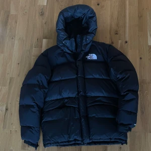 Svart The North Face pufferjacket - Säljer en svart pufferjacka från The North Face i mycket bra skick. Jackan är perfekt för vintern så det är bra att köpa nu. Jackan är såklart 10/10 skick☺️Bara att skicka på dm om ni har någon fundering.