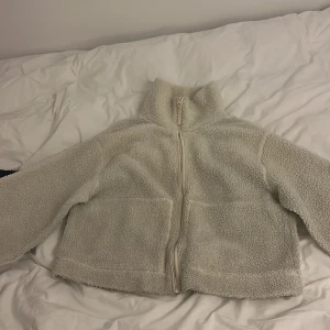 Vit teddyjacka med dragkedja - Populär Teddy ”jacka” från HM