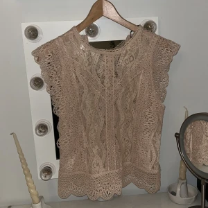 Beige spetsblus från Zara!!❤️ - Säljer en superfin beige spetsblus från Zara i storlek S. Blusen är ärmlös och har ett vackert spetsmönster. Superpopulär och superfin! Säljer pga att den inte passar❤️ pris kan diskuteras vid snabb affär! SKICKA GÄRNA PRISFÖRSLAG!