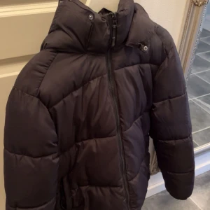 Brave Soul Jacka - Säljer min puffer jacka från Brave Soul LND som jag köpt på Asos. Använd fåtal gånger och bra skick. Priset går att diskutera. 
