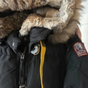 Parajumper vinterjacka  - Säljer en svart vinterjacka från Parajumpers i mycket bra skick. Jackan har en stor, mysig pälskrage som håller värmen och tål snö. Perfekt för kalla vinterdagar! Den har långa ärmar och flera praktiska fickor. Märkespatcheb är bytbar. Modellen heter long bear 😊 skirv privat för mer bilder  ( röker ej) står ej för fraken 
