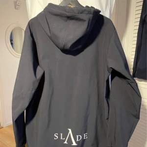 Svart hoodie från Slade - Säljer en svart Skidjacka från Slade!! Passar mig som har M/L men sitter pösigt på mig. Hör av dig vid fler frågor!! Nypris 1 000kr