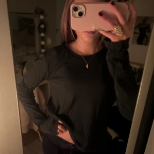 Svart långärmad tröja - Säljer en enkel och stilren svart långärmad tröja. Perfekt för både vardag och mysiga hemmakvällar. Tröjan har en normal passform och är gjord i ett mjukt material som känns skönt mot huden. Ett måste i garderoben för alla säsonger!