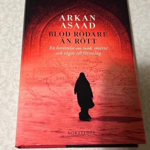 Denna bok av Arkan Asaad handlar om mod, smärta och försoning. Omslaget är rött med en siluett av en person framför en karta. Boken utforskar familjens flykt och påverkan på relationer. Perfekt för dig som gillar gripande och personliga berättelser. Säljs för 50
