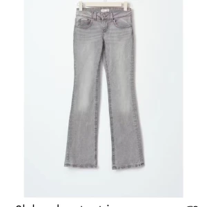 Grå bootcut jeans - Säljer ett par snygga low waist grå bootcut jeans i bra skick. Använt 1 gång. Nypris 500kr. 