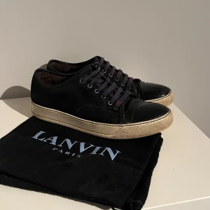 Lanvin skor - Tja, säljer mina lanvins till ett riktigt bra pris 🔥 skicka 6/10 lite defekter på toe capen och skosnörena men inget man märker med skorna på. Pris kan diskuteras vid snabba affär. 🔥🔥