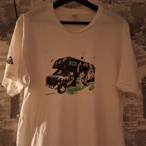 Vit K2 T-shirt - Säljer min vita k2 t-shirt då den inte längre kommer till användning. Mycket väl använd och är därmed ganska nött. Trycket har hållt sig väldigt bra men det börjar bildas mindre sprickor i den.