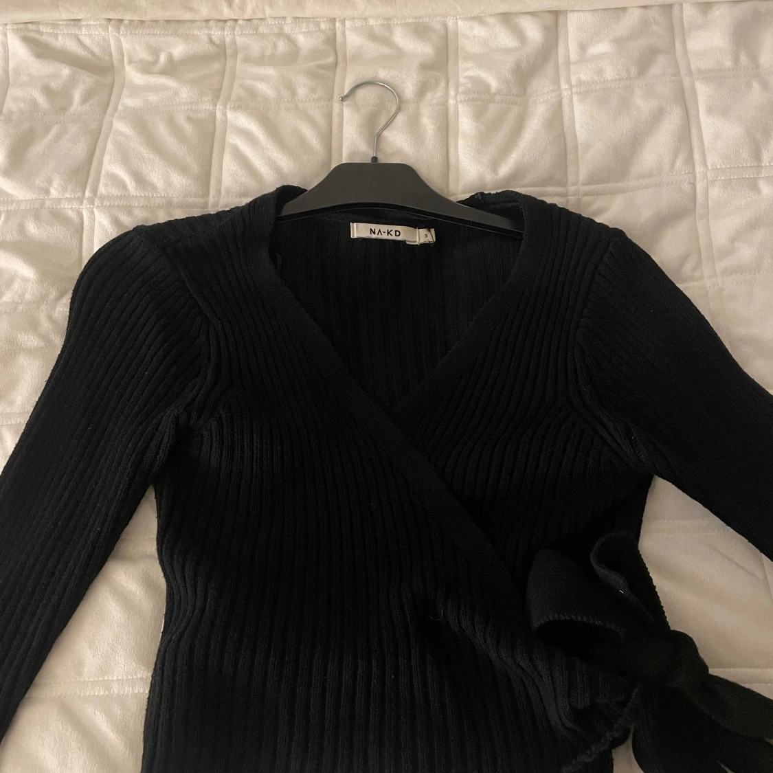 Svart ribbad tröja med knytning - 90