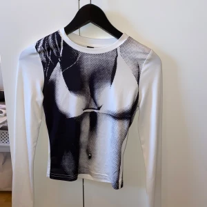 Vit och svart långärmad topp från SHEIN - Tillverkad i ett mjukt och stretchigt material som sitter skönt på kroppen. Har endast använt tröjan 1 gång. 