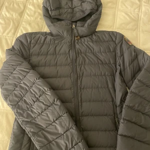 Parajumper dunjacka - Parajumper dunjacka i Y-L (ungdom) som motsvarar xs i damstorlek i väldigt bra skick