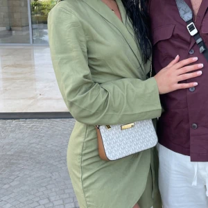 Kläning  - En kort kläning. Nyskick använd en gång på resa. 