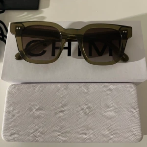 Chimi 04 solglasögon  - Snygga gröna chimi glasögon i modellen 04. I fint skick, medkommer fodral och original förpackning.