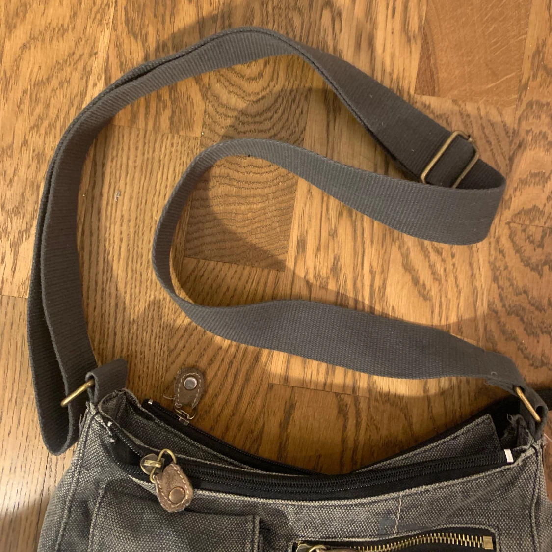 Grå väska  - 93