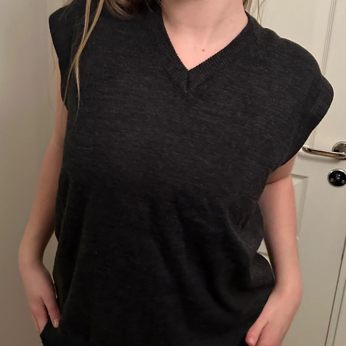 Mörkgrå stickad väst - 1