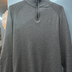 Beige tröja med dragkedja från Bondelid - Säljer en stilren beige tröja från Bondelid i storlek S. Den har en praktisk dragkedja vid halsen och är perfekt för både vardag och lite kyligare dagar. Tröjan är i mycket bra skick och passar perfekt till höst- och vintergarderoben.