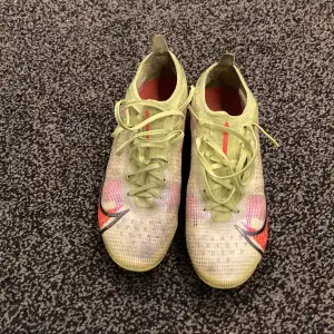 Säljer ett par Nike Mercurial fotbollsskor i storlek 40,5 dobbarna ör inte jätte slitna en enstaka är isåfall inga hål eller stora skador och platsskyddet på skosnörena har ramlat av på båda. Ny pris på dem 2500 men säljer dem 350 för de är nog det ända jag får dem för