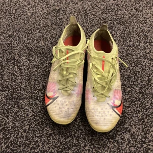 Nike Mercurial fotbollsskor elite  - Säljer ett par Nike Mercurial fotbollsskor i storlek 40,5 dobbarna ör inte jätte slitna en enstaka är isåfall inga hål eller stora skador och platsskyddet på skosnörena har ramlat av på båda. Ny pris på dem 2500 men säljer dem 350 för de är nog det ända jag får dem för