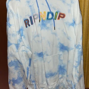 Rip n dip hoodie ljusblå - Skick 9/10 den är i perfekt skick och färgen är sällsynt är helt slutsålt på butik