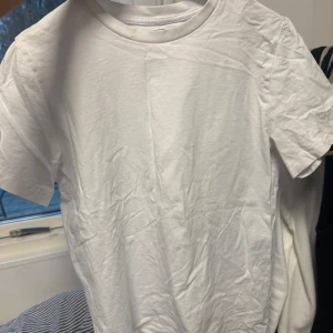 Vit t-shirt från BikBok - Säljer en klassisk vit t-shirt från BikBok i storlek S. Perfekt basplagg för alla tillfällen. T-shirten är i bra skick och gjord av mjuk bomull. Passar både till vardags och festliga tillfällen.