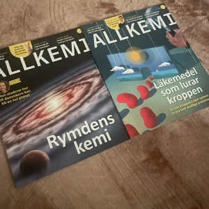 Allkemi - Rymdens kemi och Läkemedel som lurar kroppen - Två nummer av tidningen Allkemi. Det ena numret fokuserar på 'Rymdens kemi' med en fascinerande bild av en galax. Det andra numret handlar om 'Läkemedel som lurar kroppen' och har en kreativ illustration med röda blodkroppar och en sol. Perfekt för den vetenskapsintresserade! Skriv för frågor 🥰15 kr styck 