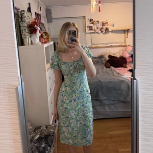 Söt blommig sommarklänning - Söt blommig sommarklänning