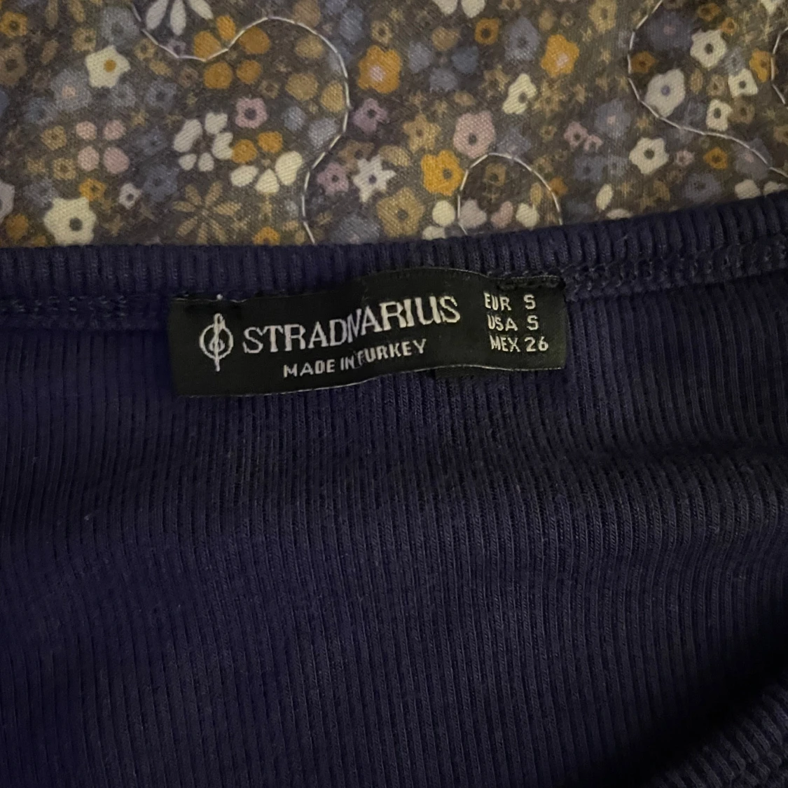 Mörkblå ribbad topp från Stradivarius - 91