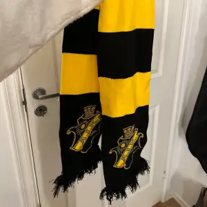 AIK halsduk köpt i AIK Shopen. Exakt denna randiga med emblemet säljs ej längre.