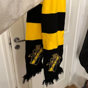Aik halsduk - AIK halsduk köpt i AIK Shopen. Exakt denna randiga med emblemet säljs ej längre.