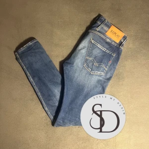 Replay Anbass - Ett par riktigt feta Replay Anbass jeans, de är mörkblåa med riktigt snygg tvätt 🤩                               Storlek: 30/34 ✅                                                                Skick: 9/10, bara används ett fåtal gånger. 💪        Nypris: 1800kr, men vårt pris  499kr 🙏🔥                Fråga om det är något ni undrar över 