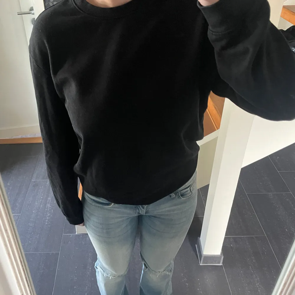 svart basic tjocktröja från H&M i storlek xs, bra skick lite lite nopprig. 💕💕. Tröjor & Koftor.