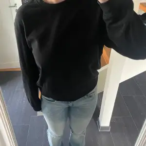 svart basic tjocktröja från H&M i storlek xs, bra skick lite lite nopprig. 💕💕