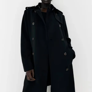 Lång trenchcoat - Helt ny trenchcoat från H&m, använd en gång
