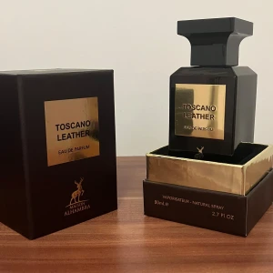 Toscano Leather Eau de Parfum - Säljer en lyxig Toscano Leather Eau de Parfum från Maison Alhambra.  (Bara Testad)